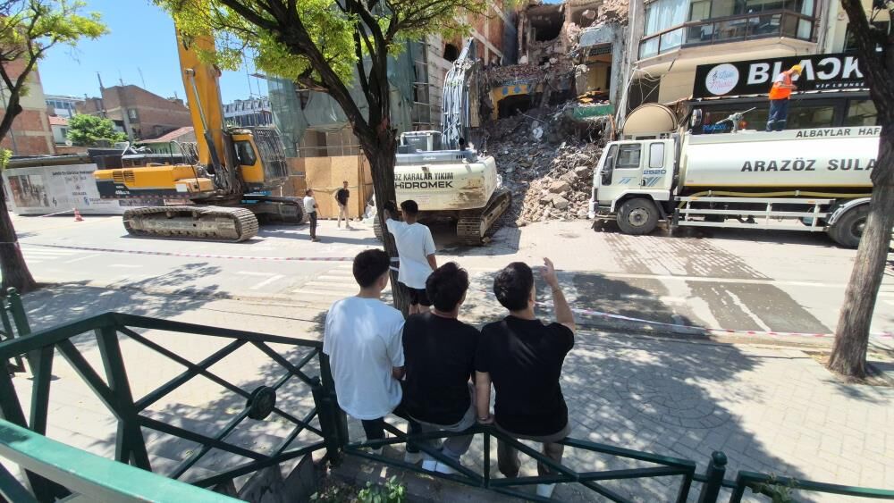 Eskişehir'de 'Milli Spor' mesaisi: Yıkım çalışmasını dakikalarca izlediler