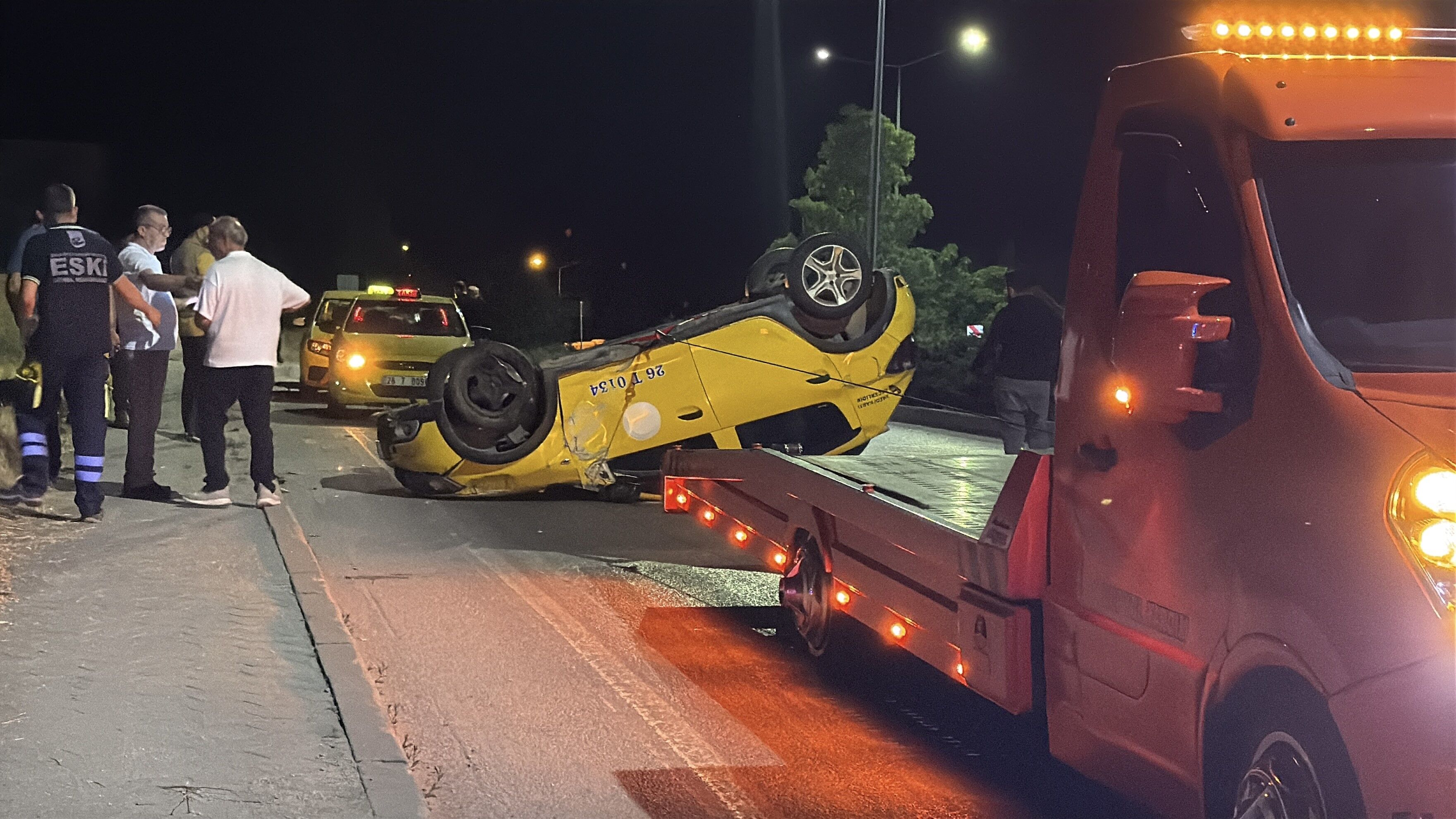 Eskişehir'de Virajı alamayan ticari taksi ters döndü: 2 yolcu yaralandı