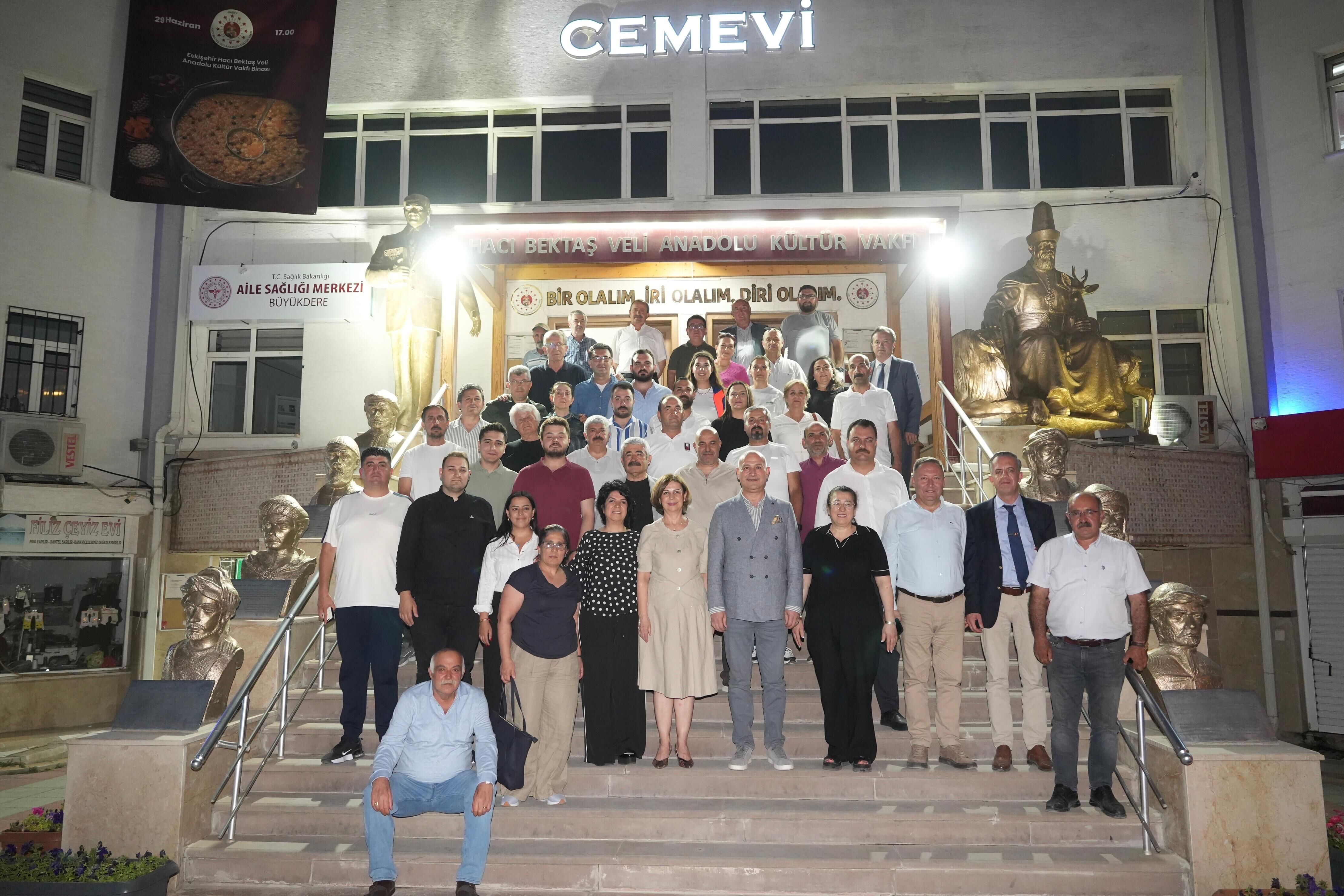 Başkan Ünlüce Muharrem İftarinda Vatandaşlarla Ayni Sofrayi Paylaşti (8)