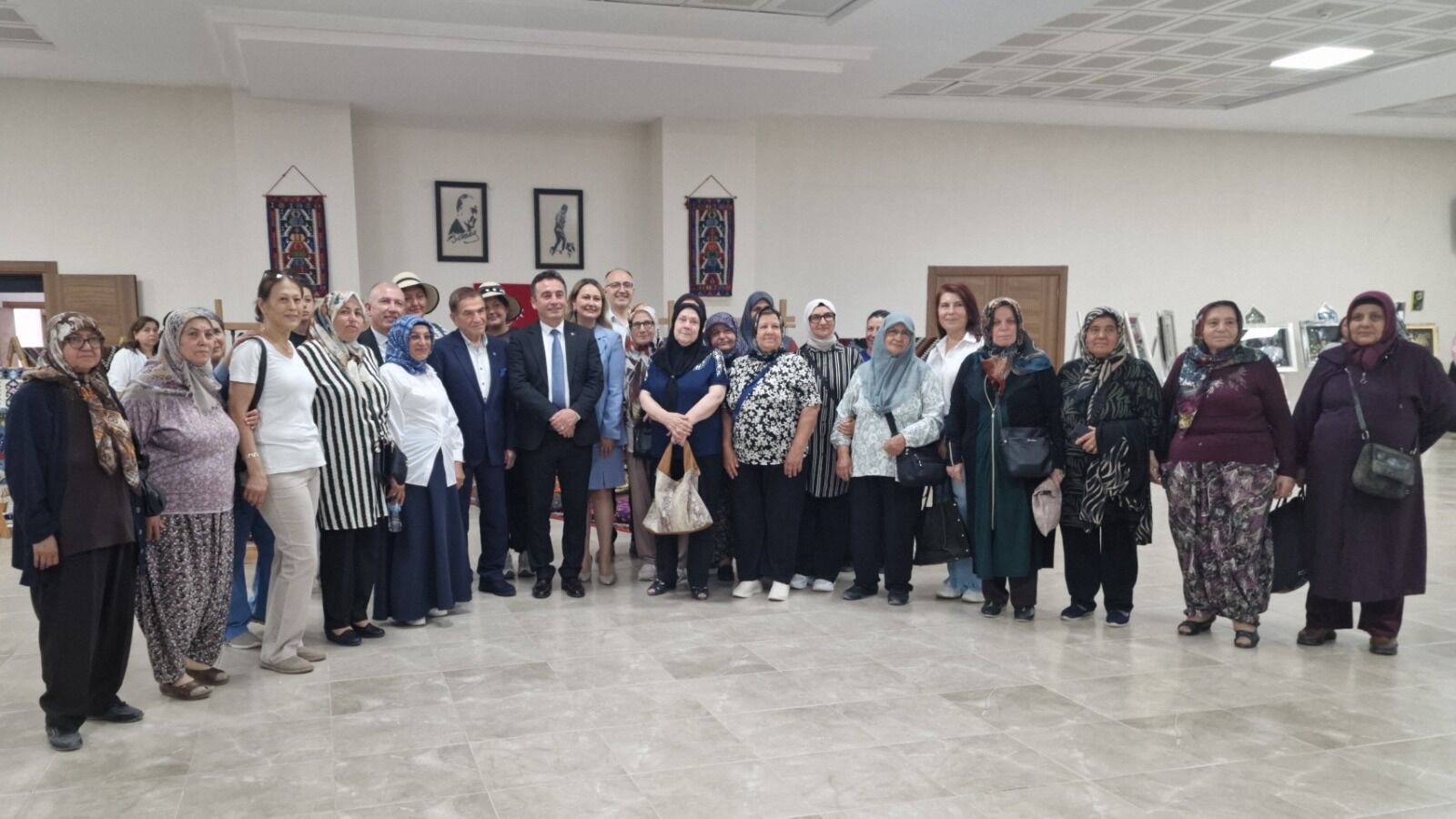 Esmeki̇n Yansimalar Sergi̇si̇ Kirsal İlçelerde Sanatseverlerle Buluşuyor Si̇vri̇hi̇sar (11)