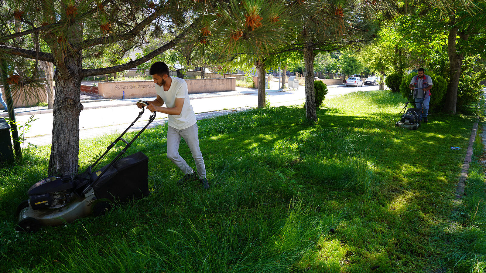 Tepebaşı’nda park ve yeşil alanlarda çim biçme çalışmaları sürüyor