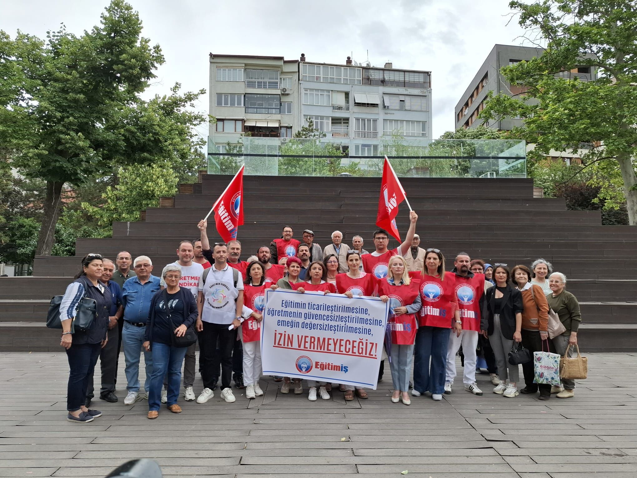 Eskişehir'de öğretmenlerden ortak tepki: "Eğitimciye kelepçe vurulmaz!"