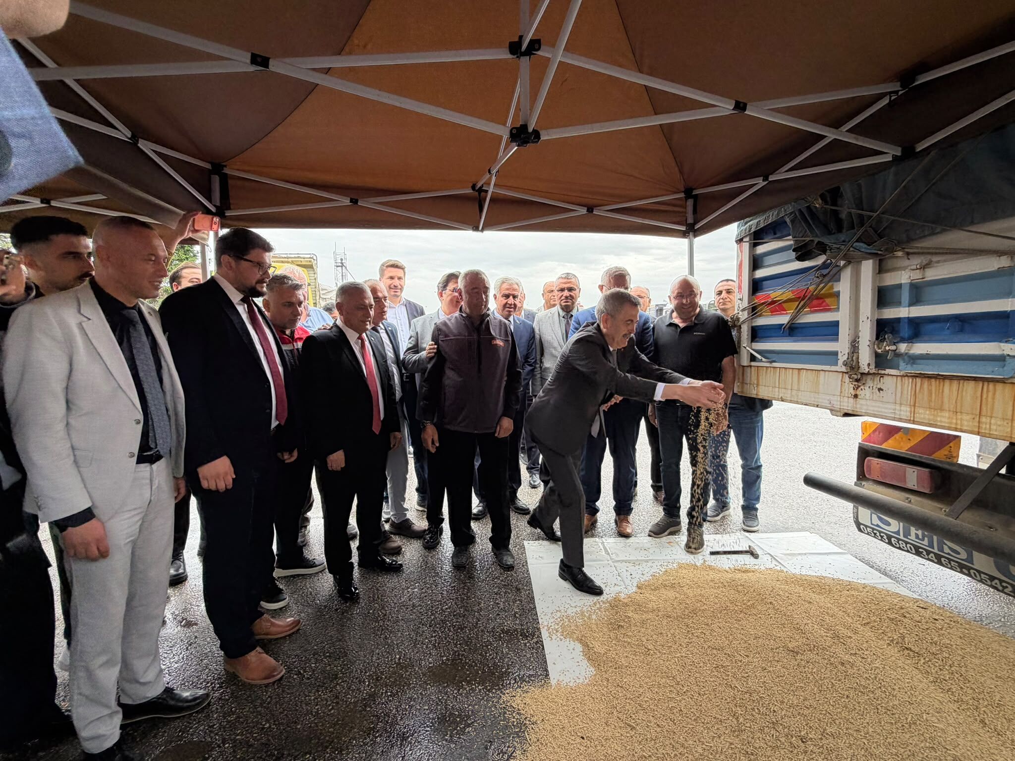 Eskişehir’de 2026 hasat sezonunun ilk arpası satıldı