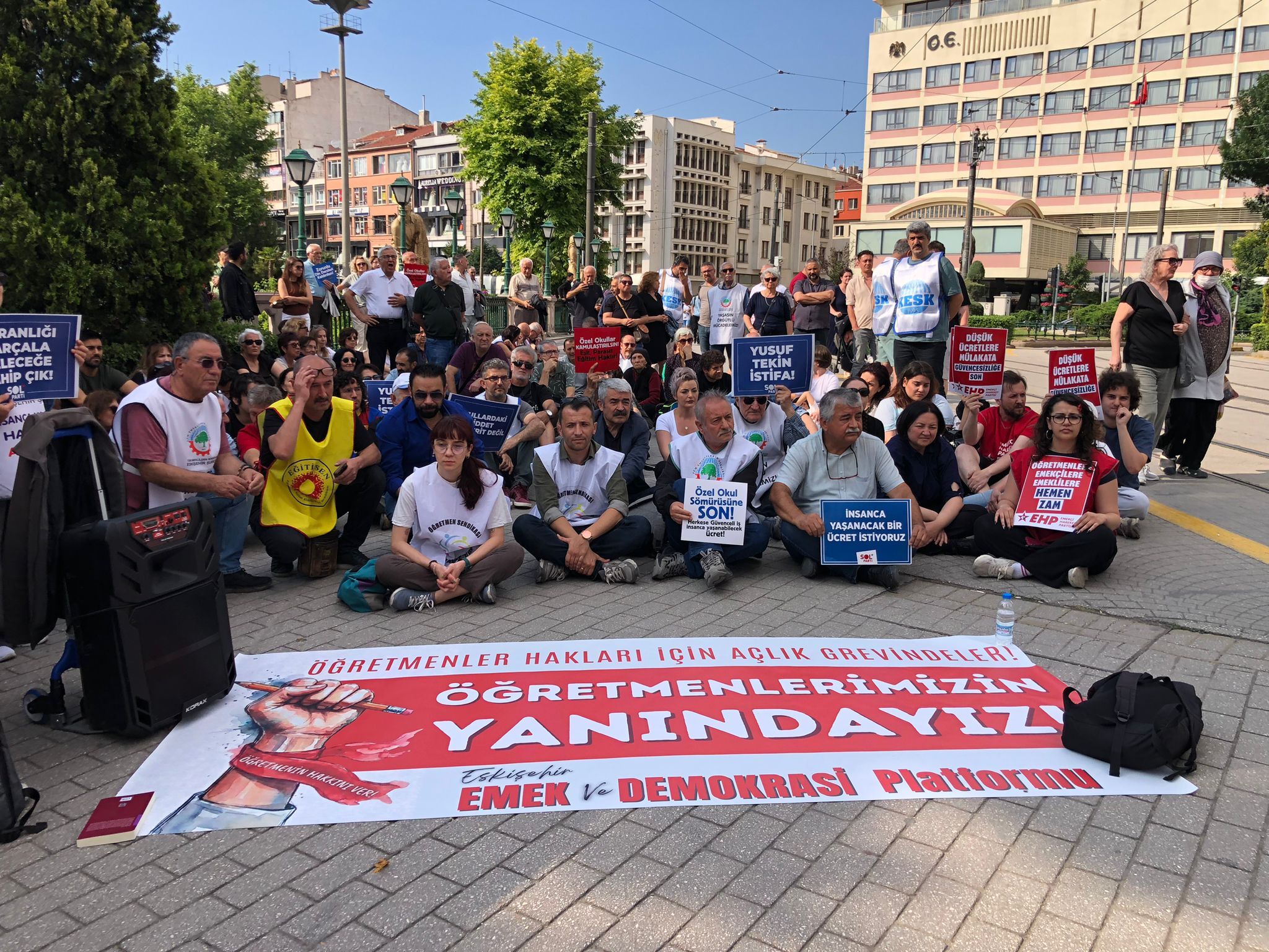 Ankara’da gözaltına alınan öğretmenlere Eskişehir’den destek