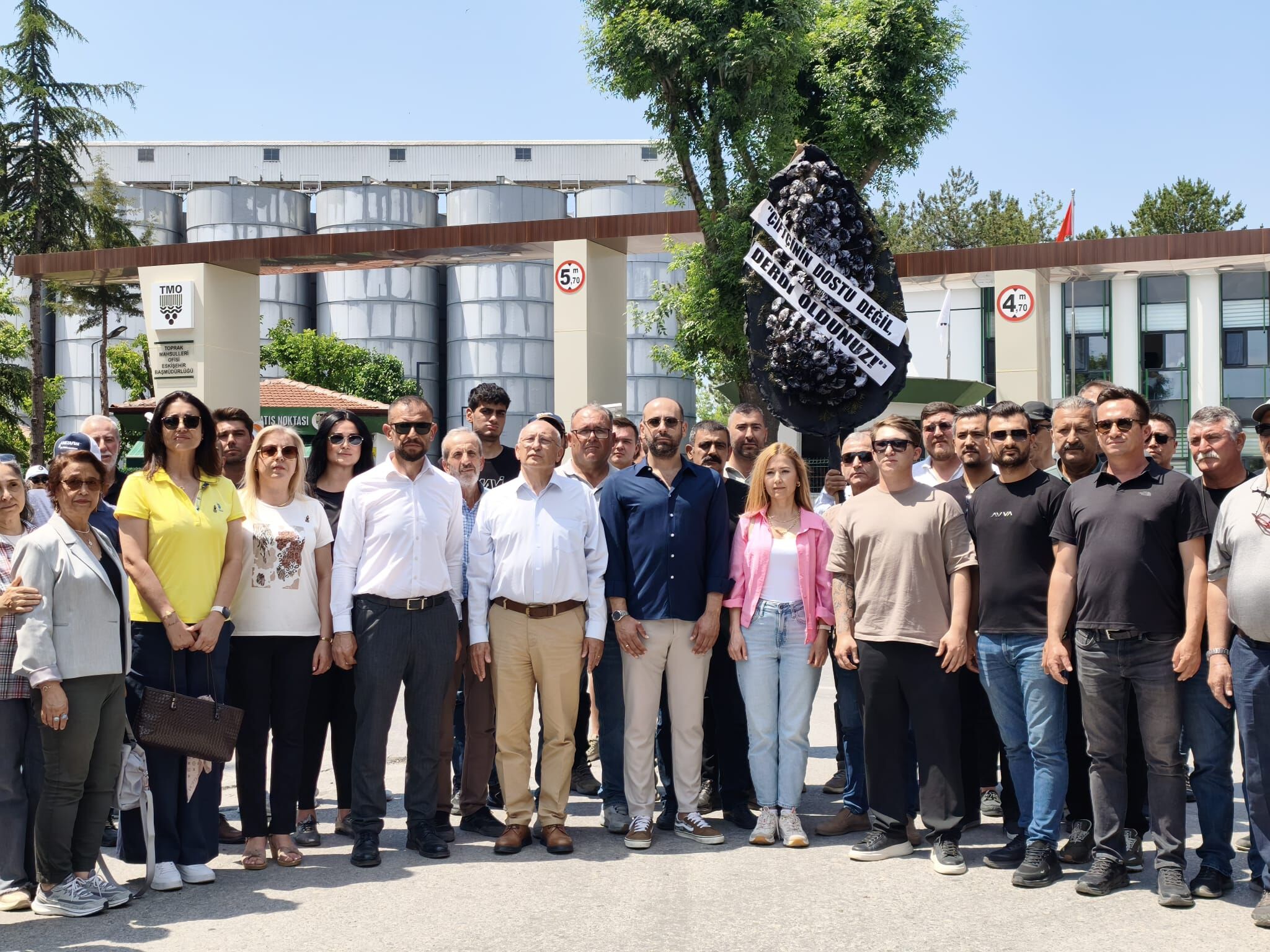 Eskişehirli çiftçilerden siyah çelenkli protesto: "Çiftçi zarar hasat ediyor"