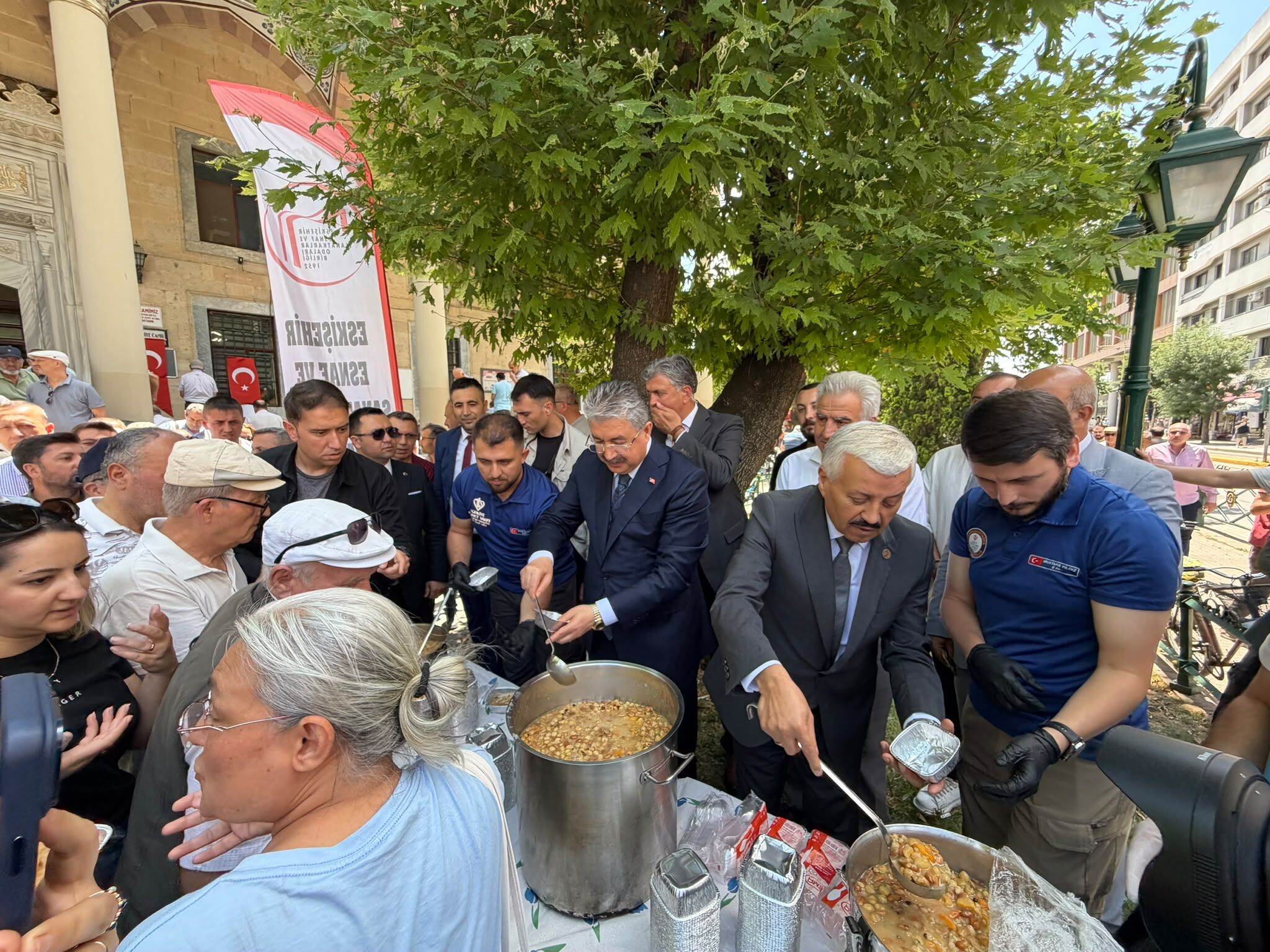 Esnaf ve Sanatkârlar Odaları Birliği’nden 2 bin 500 kişilik aşure ikramı