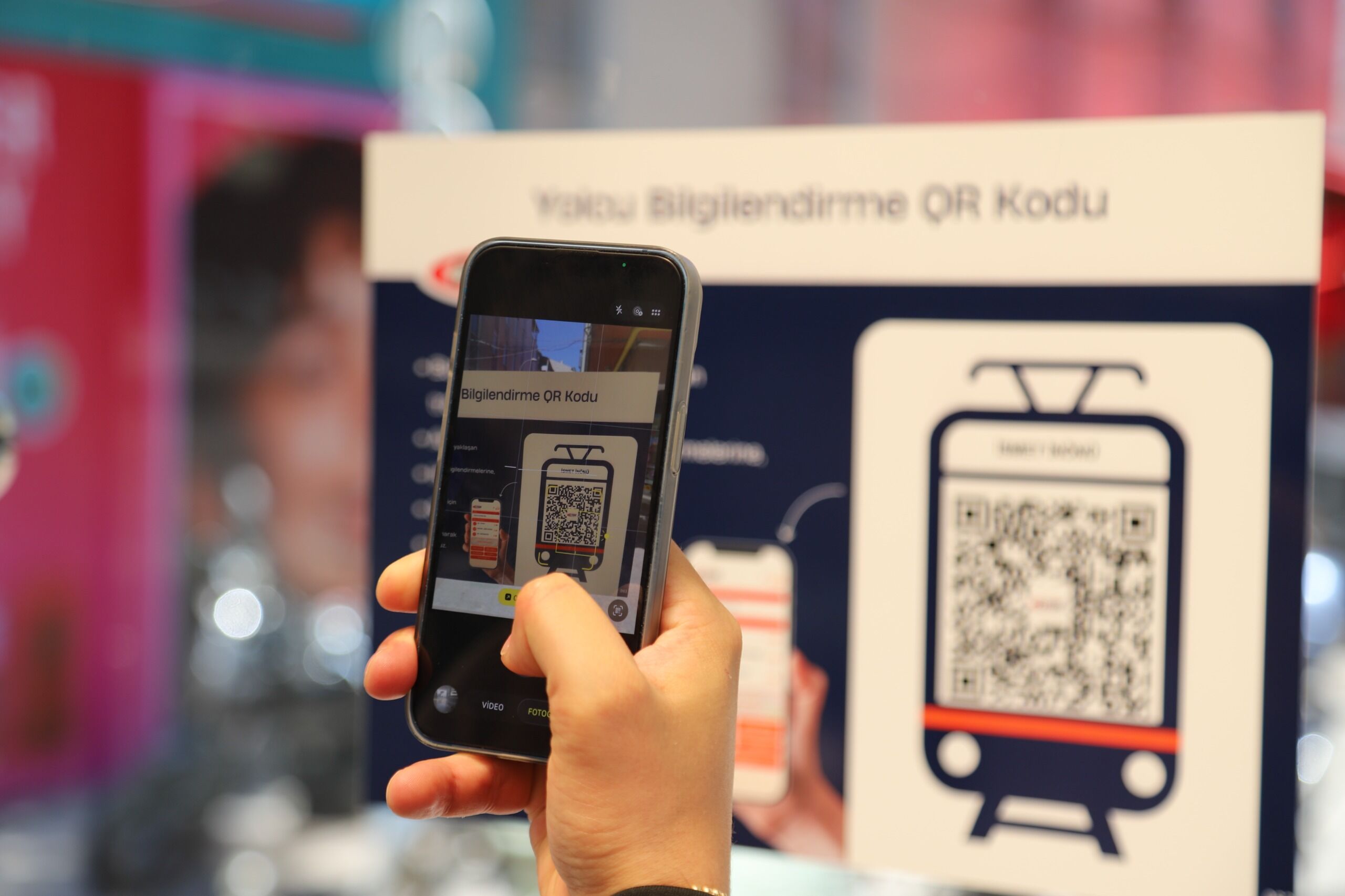 Tramvay Duraklarinda Qr Kod Dönemi̇ Başladi (3)