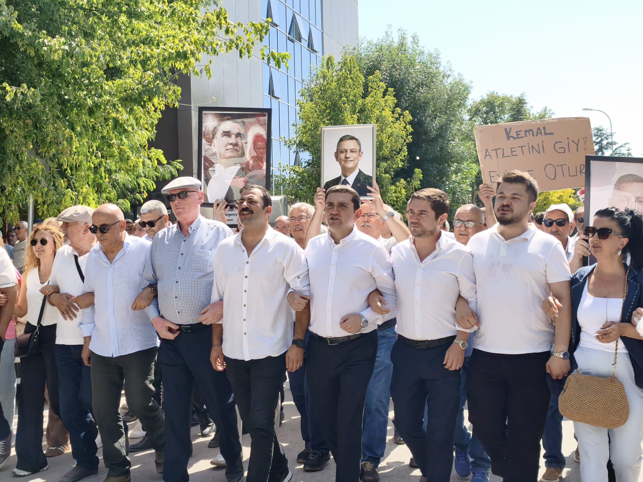 Eskişehir'de CHP'liler İl Seçim Kurulu'na yürüdü: Kabul edilmeyen anahtar kapıya asıldı