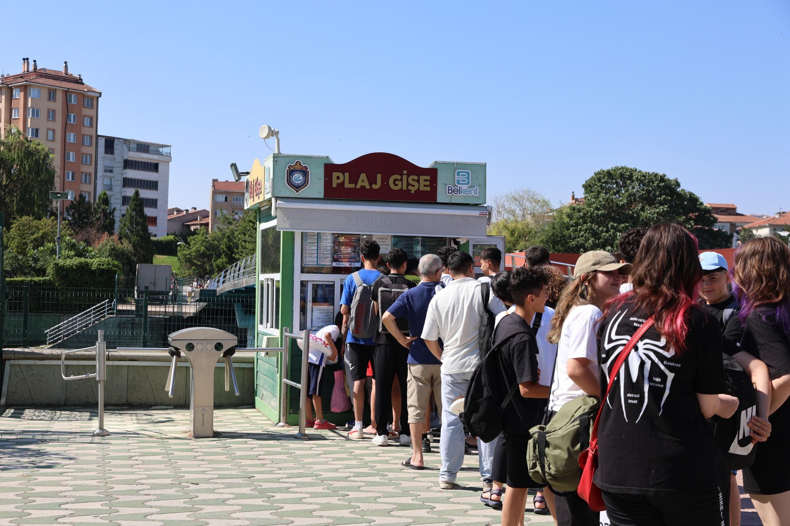 Başkan Ünlüce, Kentpark Yapay Plaji'nda Vatandaşlarla Buluştu (2)