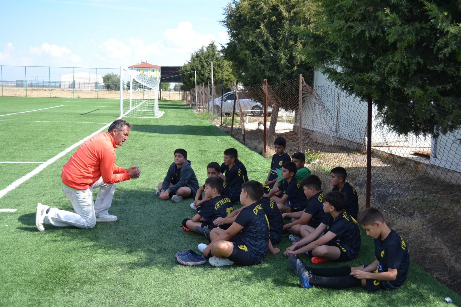 Tecrübelerini aktarıyor