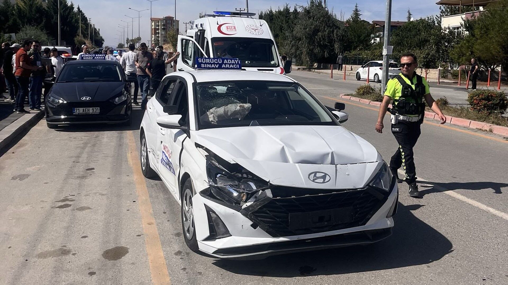 14 yaşında direksiyon başına geçti, ehliyet sınavındaki araçla çarpıştı