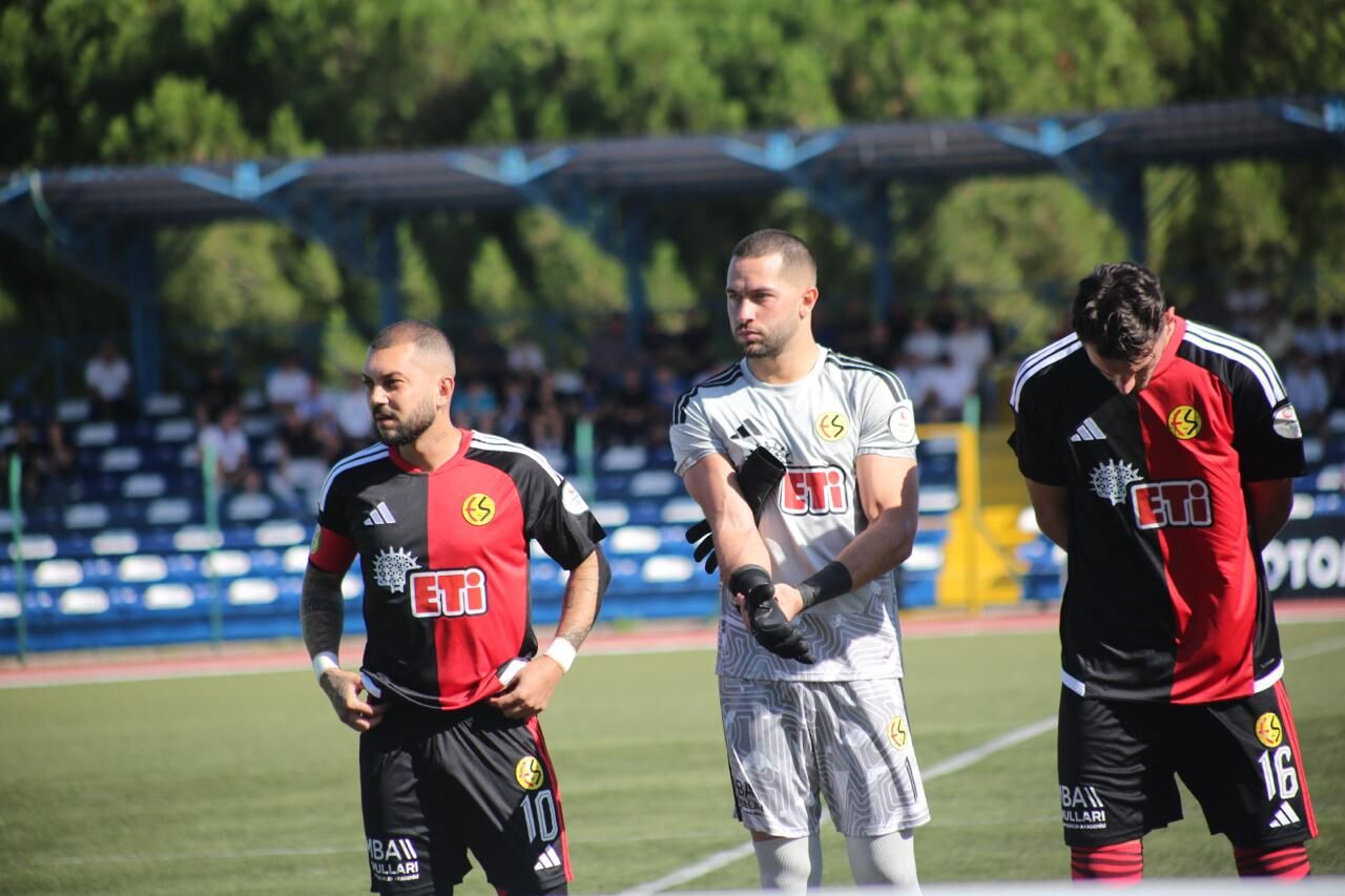 Eski günlerinden uzaktı
