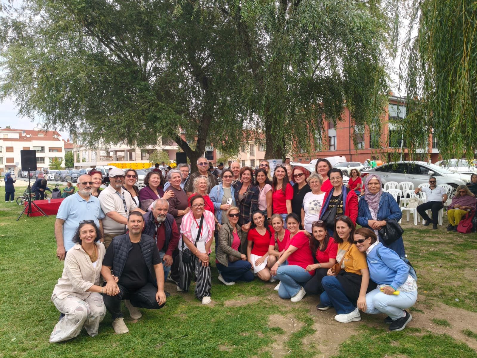 Özlem Gürses Eskişehir’de mahalle şenliğine katıldı