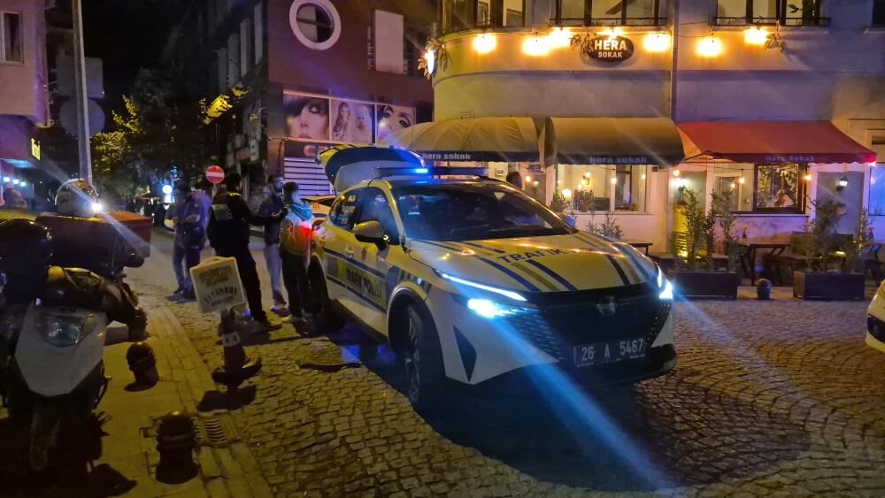 Eskişehir’de alkollü motosiklet sürücüsü polis otosuna çarptı:  Ehliyetine 6 ay el konuldu