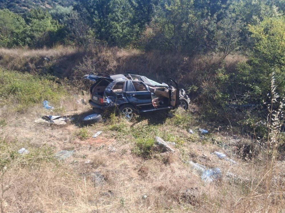 Eskişehir yolunda otomobil refüje çarptı: 2 yaralı