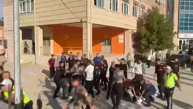 Veliler silah seslerinin yükseldiği okula akın etti