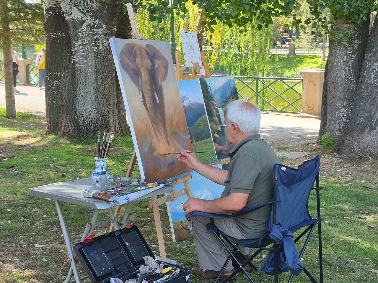 Sadece sergileri gezip resimleri inceleyerek ressam oldu