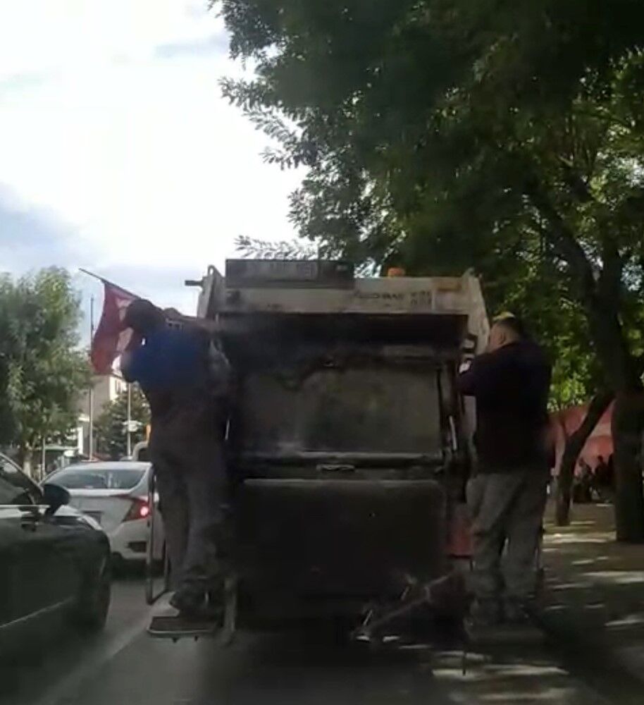 Eskişehir'de temizlik görevlileri çöp yanında buldukları Türk bayrağını kamyona astı