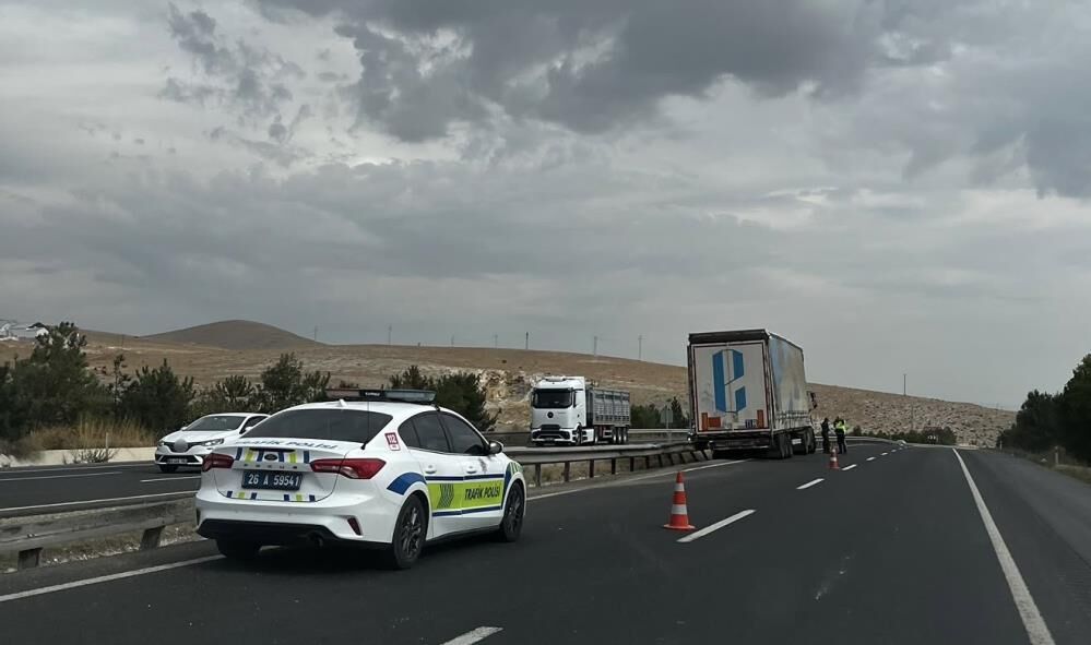 Eskişehir-Ankara yolunda korkutan kaza: Kontrolden çıkan tır bariyerlere çarptı
