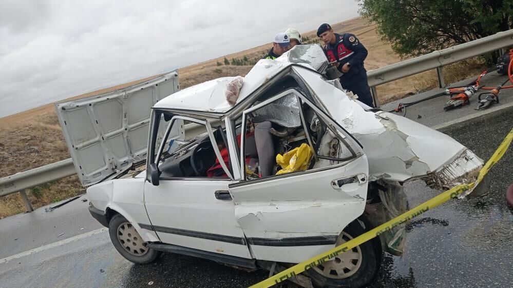 Eskişehir'de tır otomobile arkadan çarptı: 2 ölü