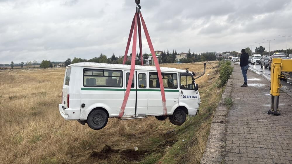 Eskişehir’de otomobil ile minibüs çarpıştı: Minibüs tarlaya uçtu