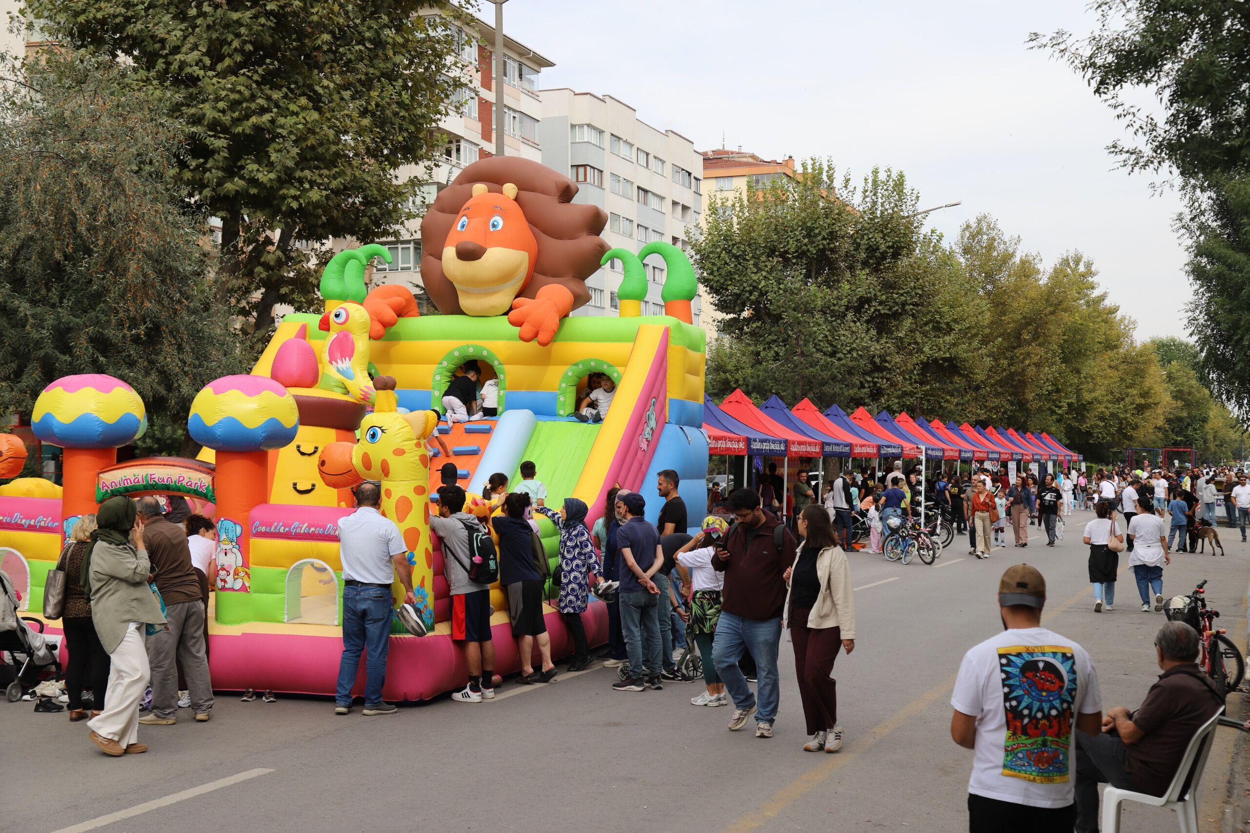 Arabasiz Pazar’da Bulvarlar Yayalarin Oldu (4)