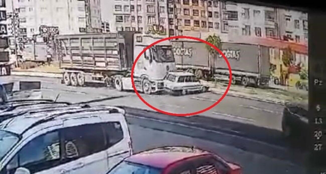 Kayseri’de tırla çarpışan otomobilin takla attığı kaza kamerada