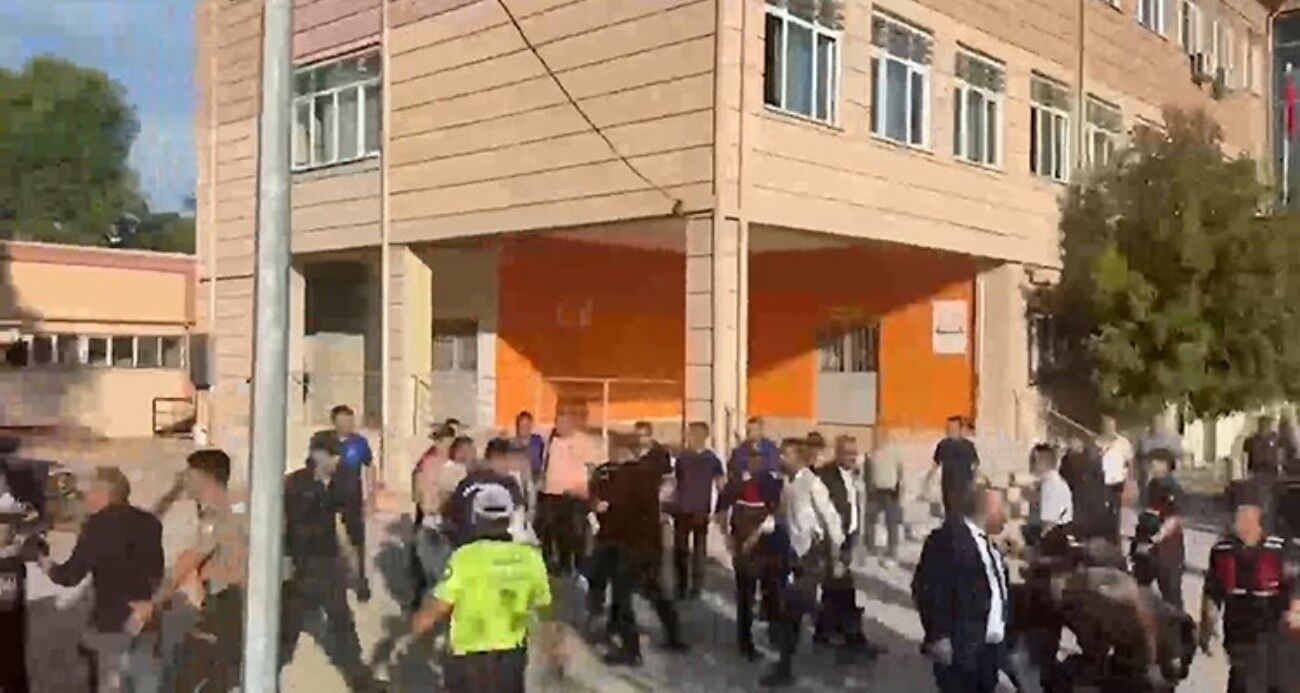 Manisa’da okul önünde silahlı saldırı: 2 öğrenci ağır yaralı