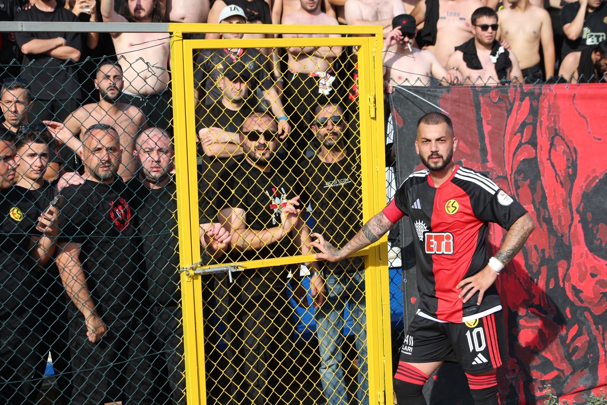 Eskişehirspor tribününden takıma devre arası uyarı