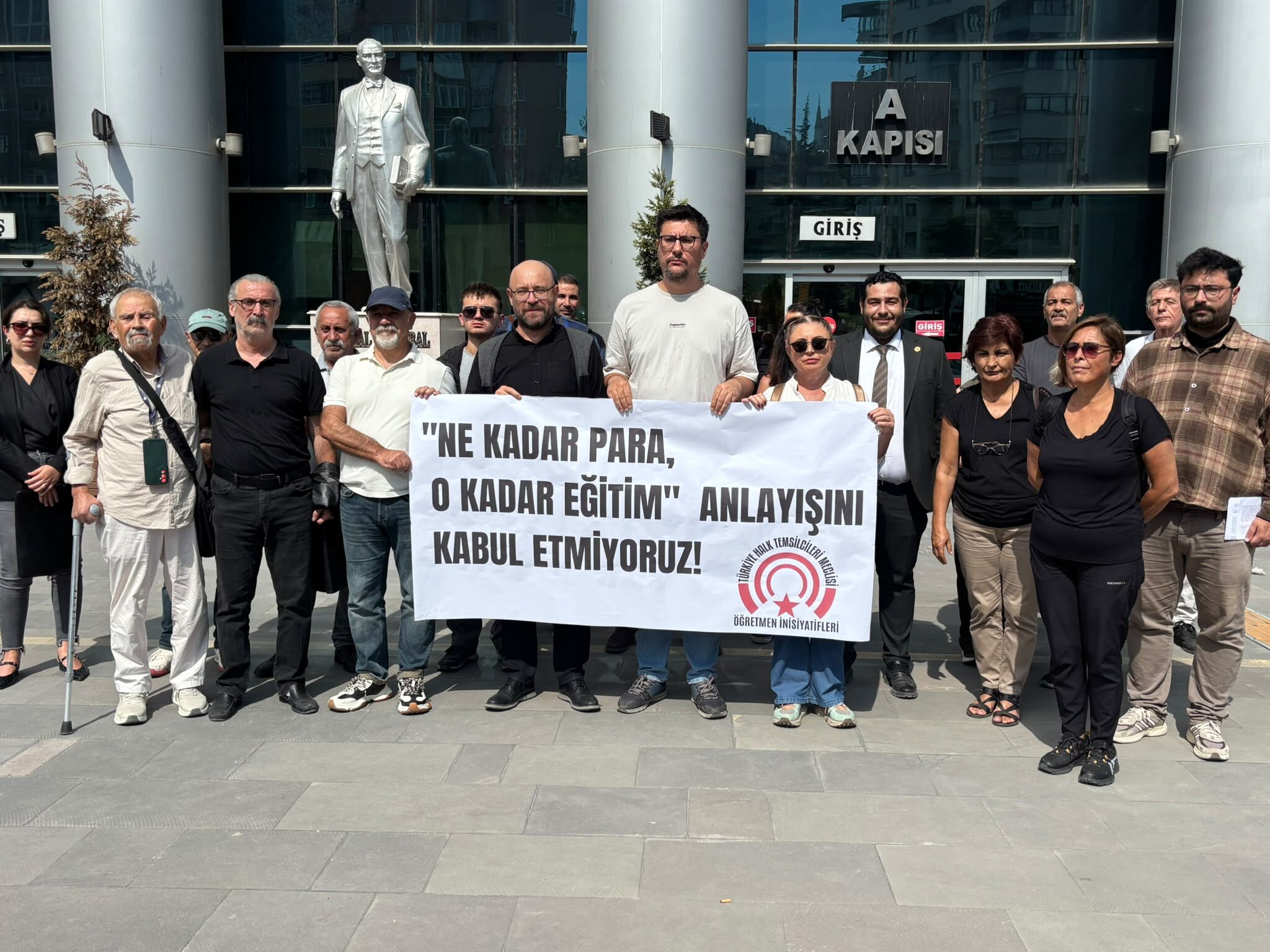 Eskişehir’de okul kayıt parası tepkisi: Suç duyurusunda bulundular