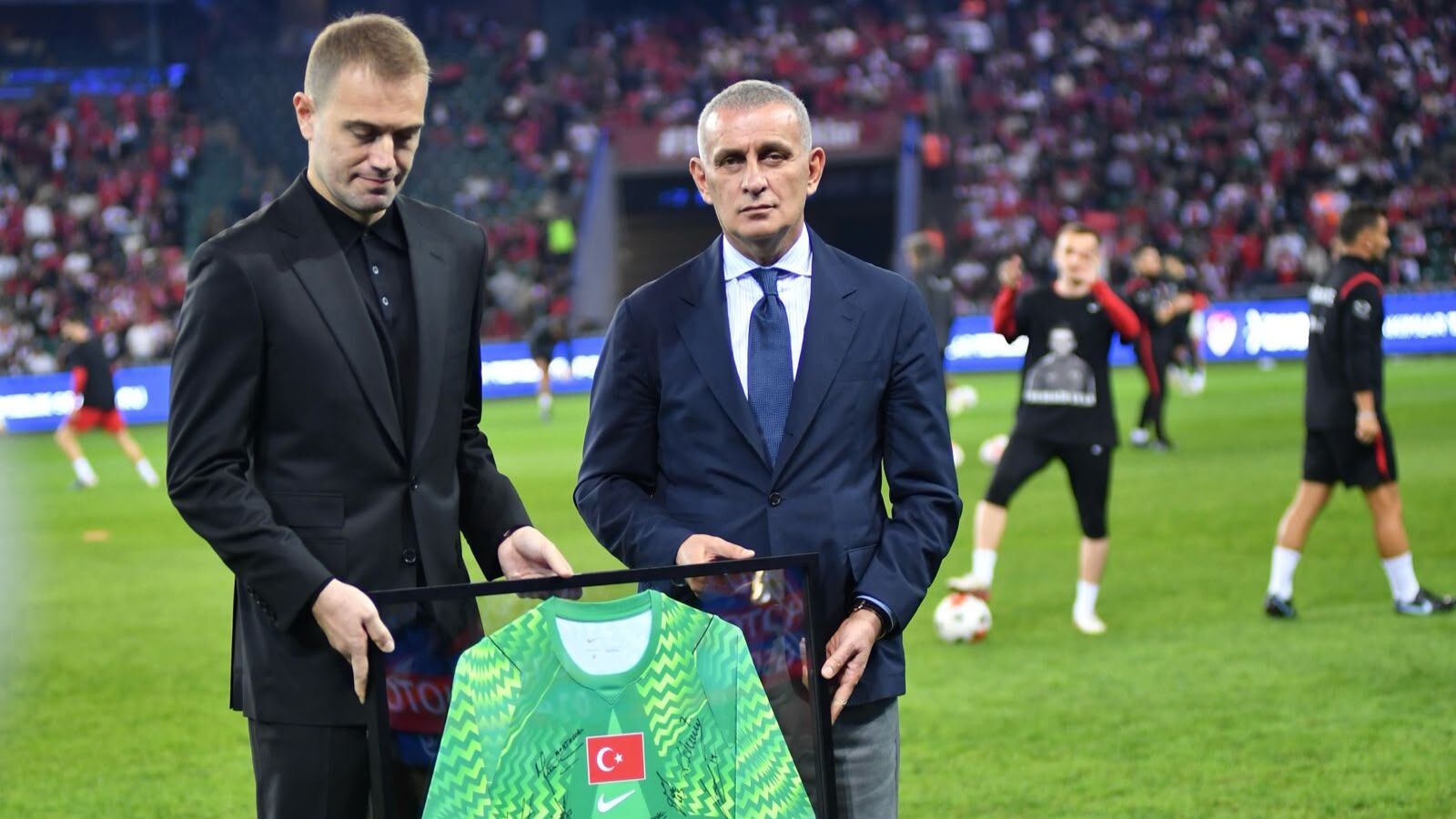 Milli takım kariyerini noktalayan kaleci Mert Günok'a veda