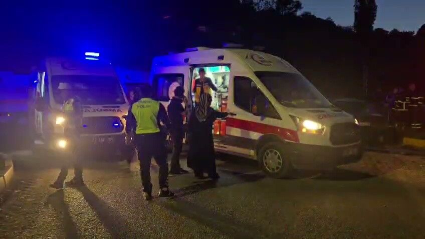 İki araç kavşakta çarpıştı: Yaralılar var