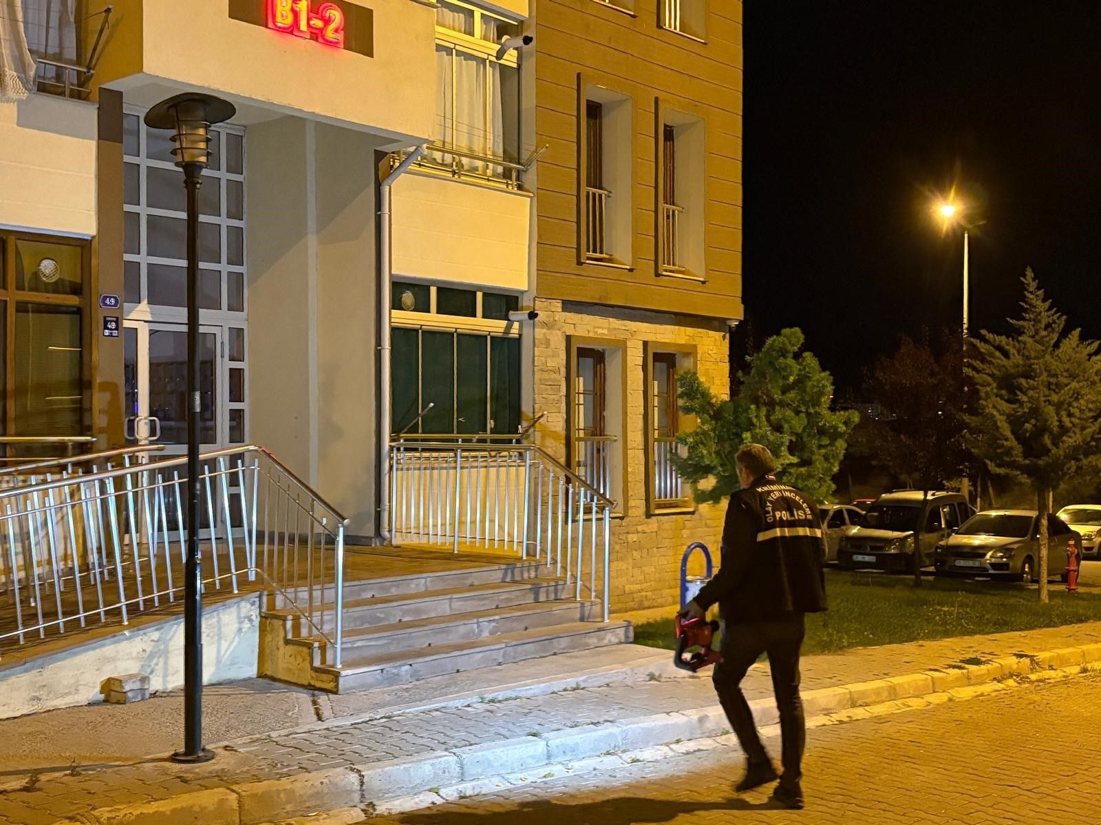 Binanın önündeki bıçaklı kavga ‘hesap’ yüzünden çıkmış