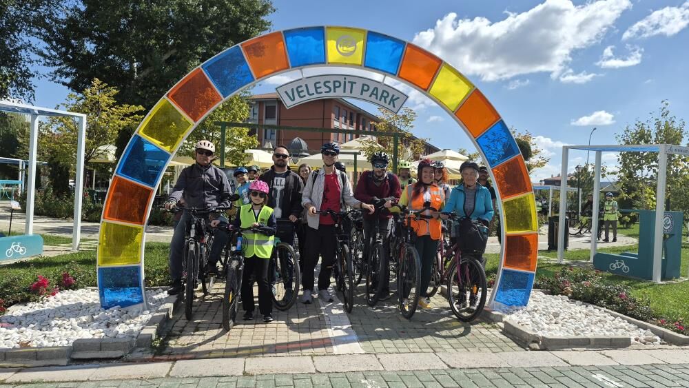 Eskişehir'de bisiklet tutkunları, 'Görünür ol güvende ol' sloganıyla pedallara bastı
