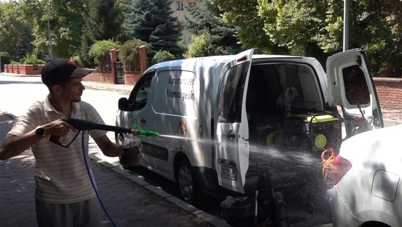 Eskişehir’de mobil oto yıkama dönemi: Hizmet sürücünün ayağına geliyor