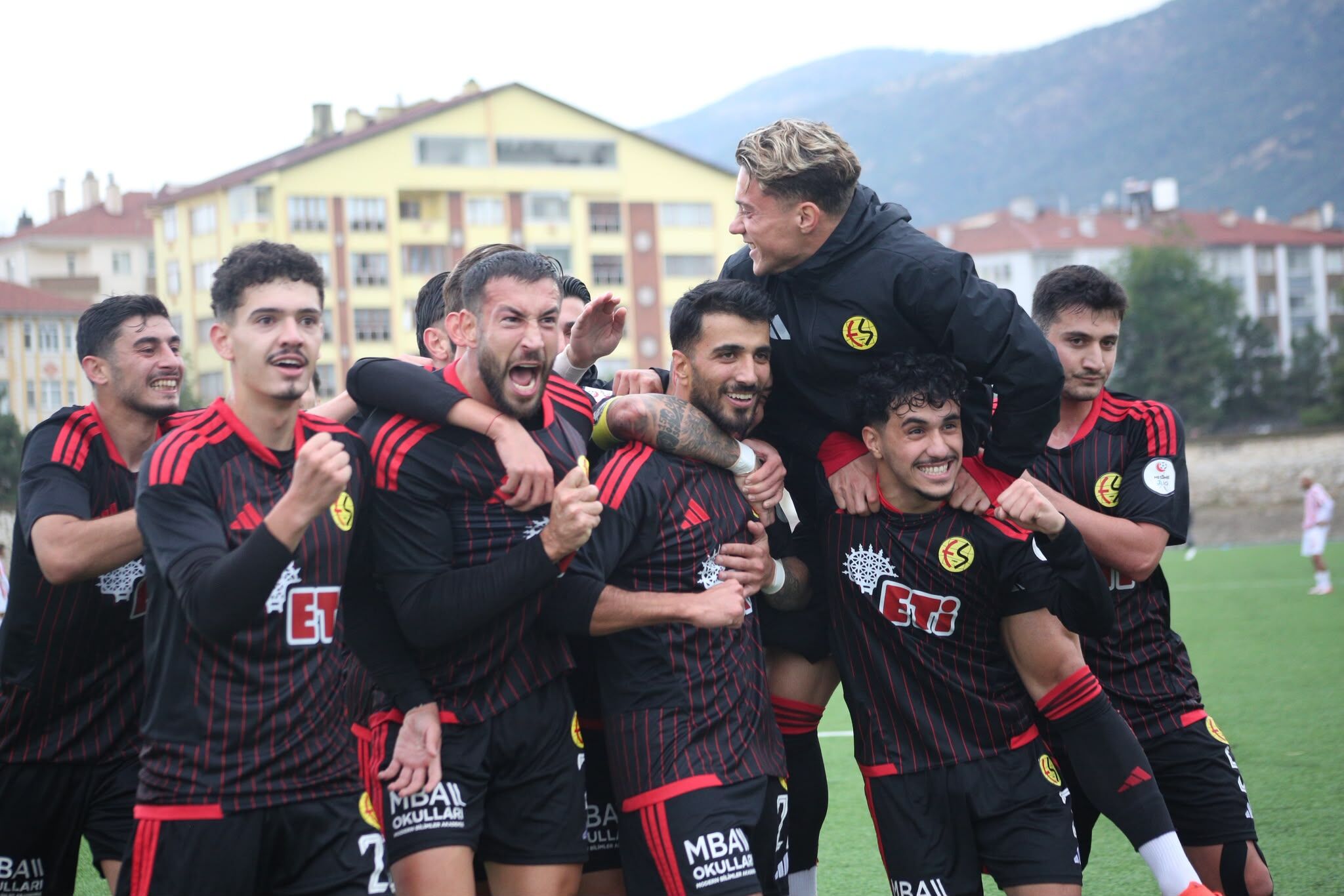 Es-Es 3 puanı Hasan'ın golleriyle aldı