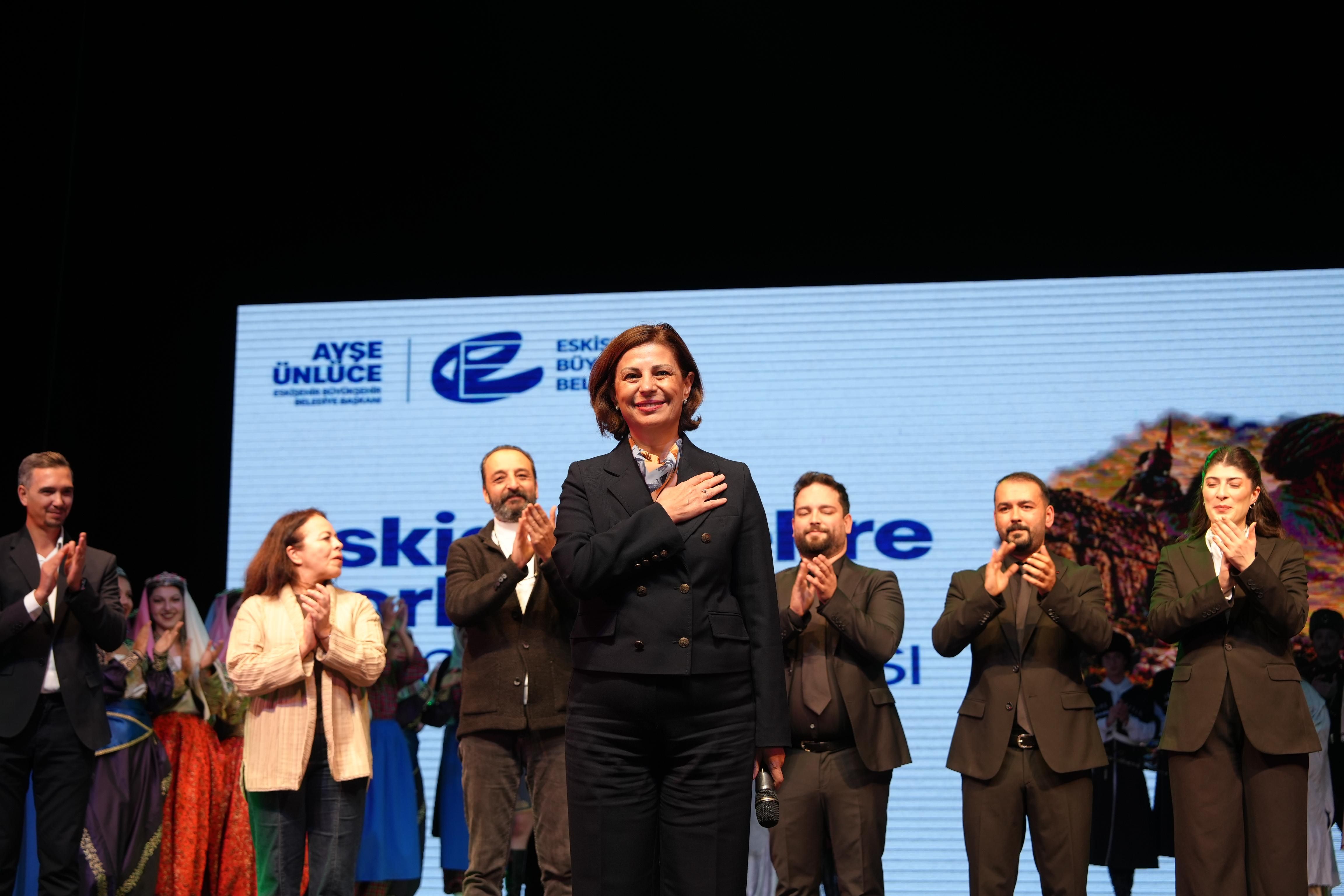 Büyükşehi̇r Halk Danslari Topluluğundan Muhteşem Gösteri̇ (1)