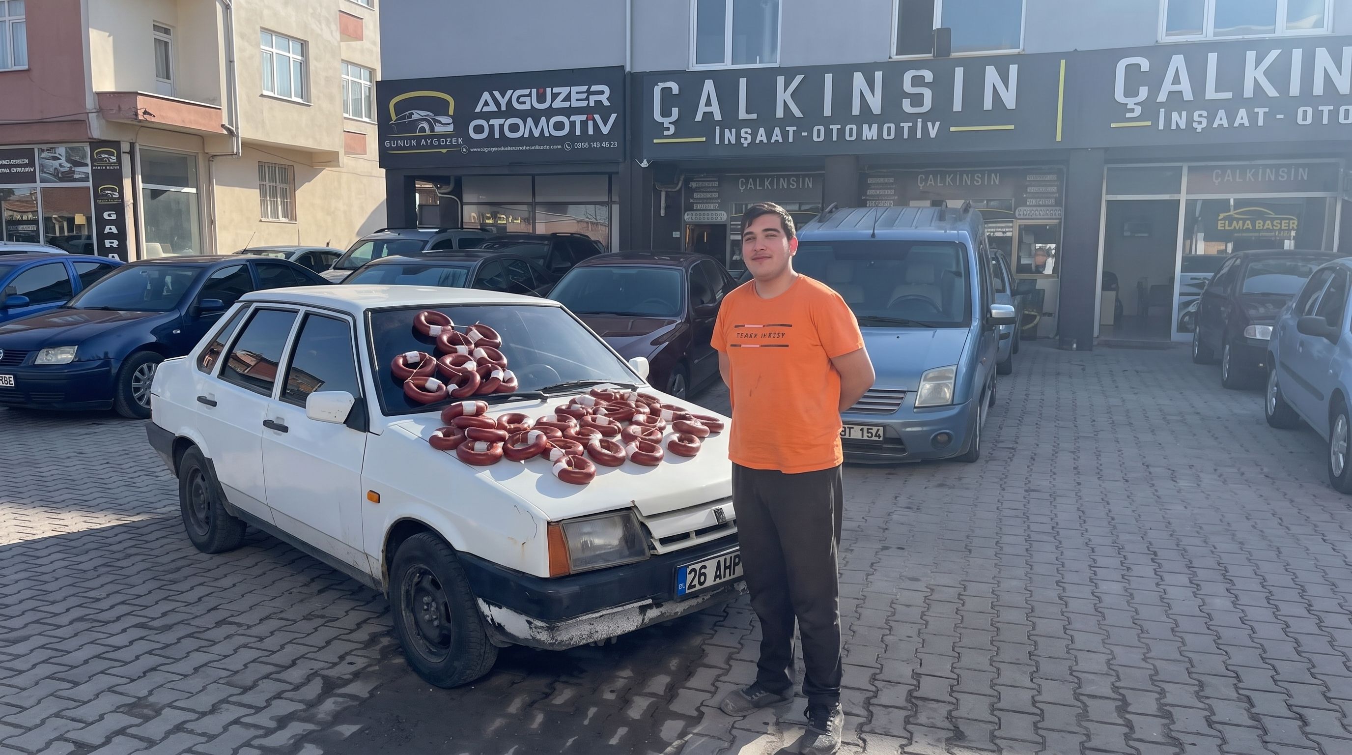 Eskişehir’de ilginç takas: Otomobilini 100 kilo sucuğa verdi