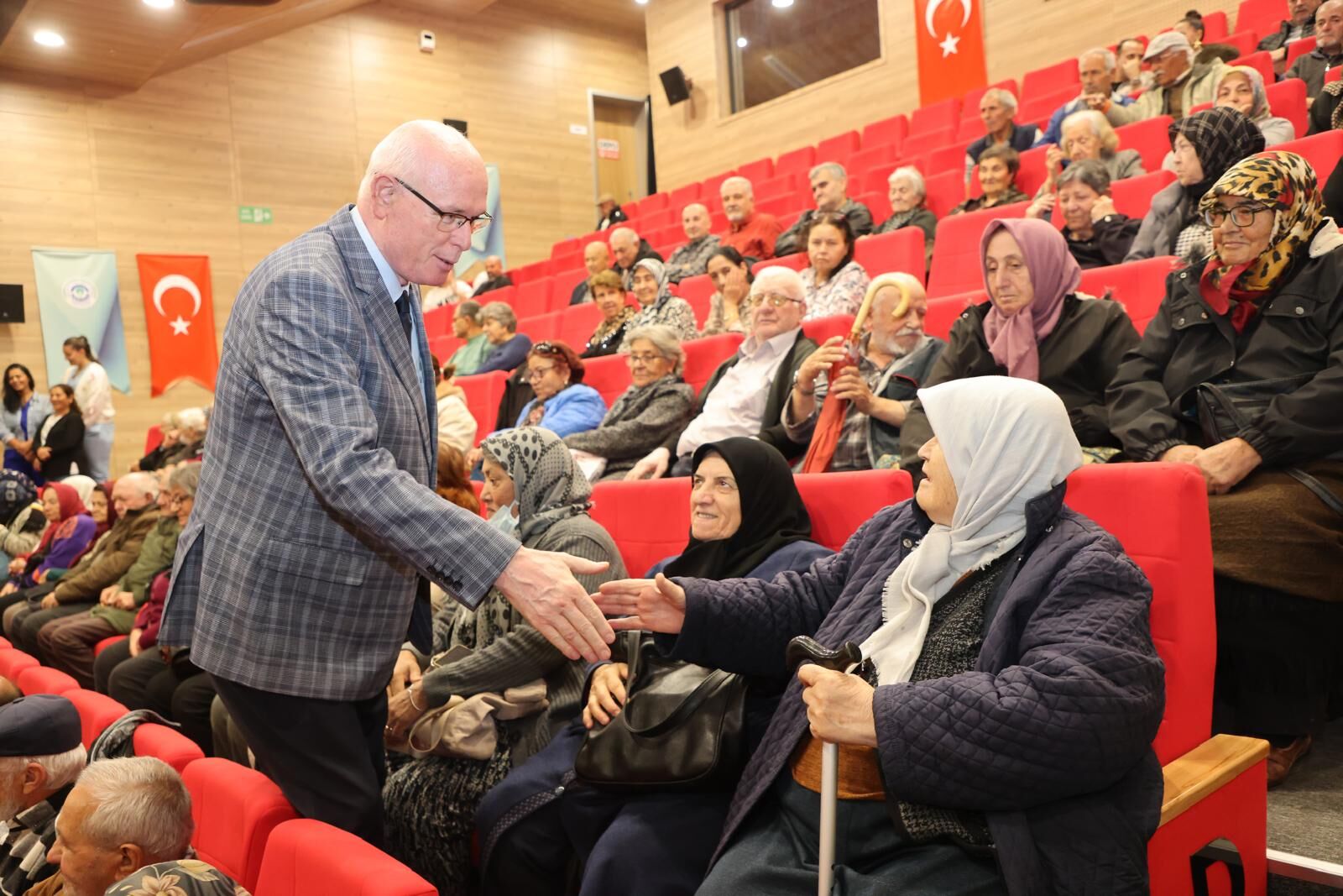 Kazım Kurt’tan yaşlılara: “Biz sizlerin evlatlarıyız”