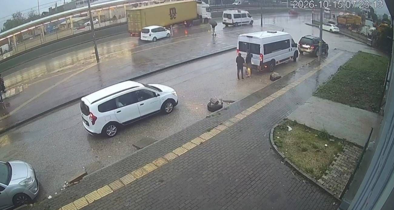 Bursa’da tırın dorsesi kontrolden çıktı...Kaza anı kamerada