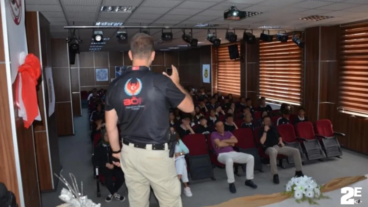 Polisten öğrencilere terör bilgilendirmesi