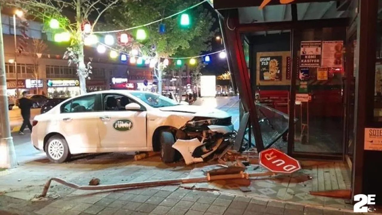 Beylikdüzü’nde polisten kaçan alkollü sürücü restorana daldı