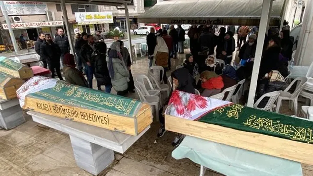 Enkazda kalan 4 kişilik Bilir ailesi, son yolcuklarına uğurlandı