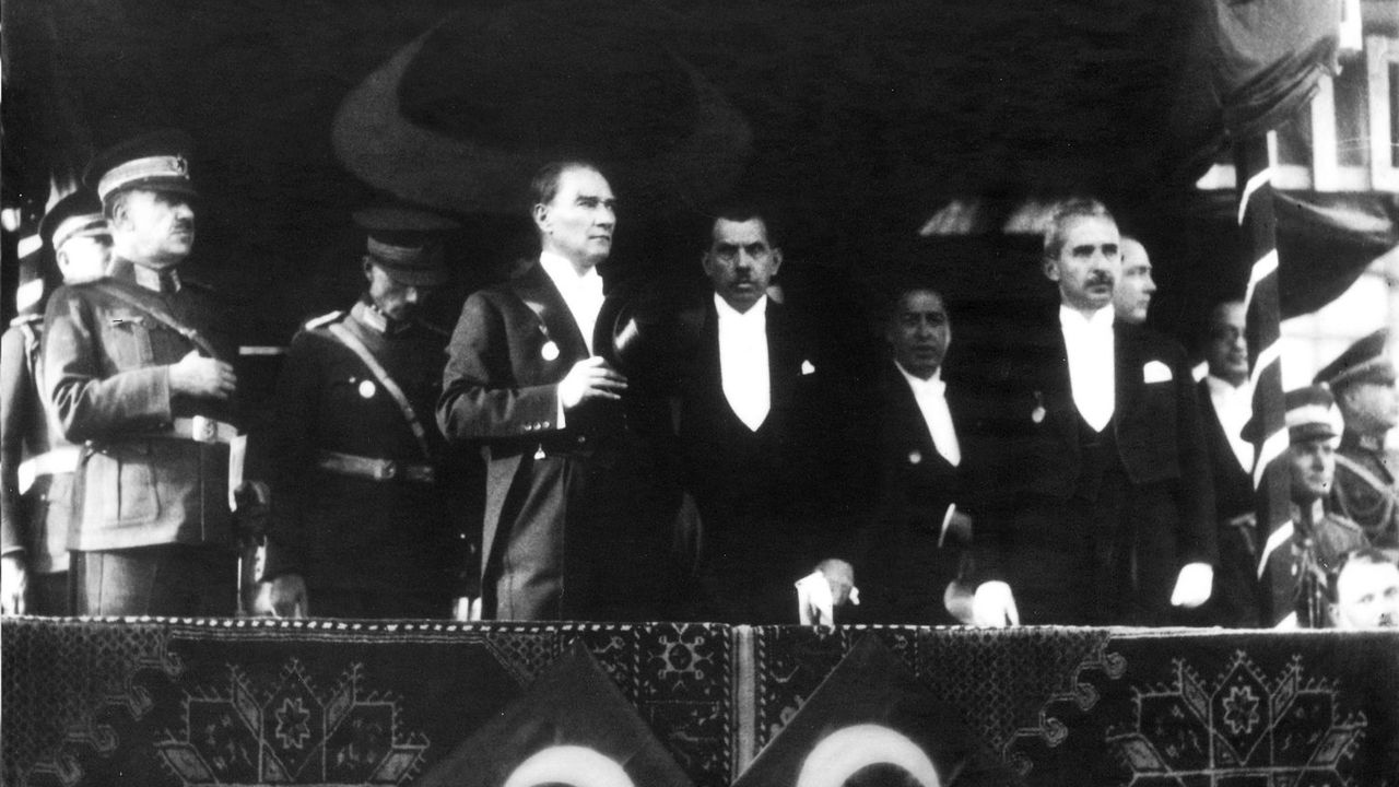 Cumhuriyete hepimizin borcu büyük!