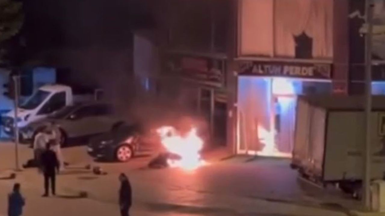 Kaza yapıp yanan motosikletin sürücüsünü alevlerden çekip aldı