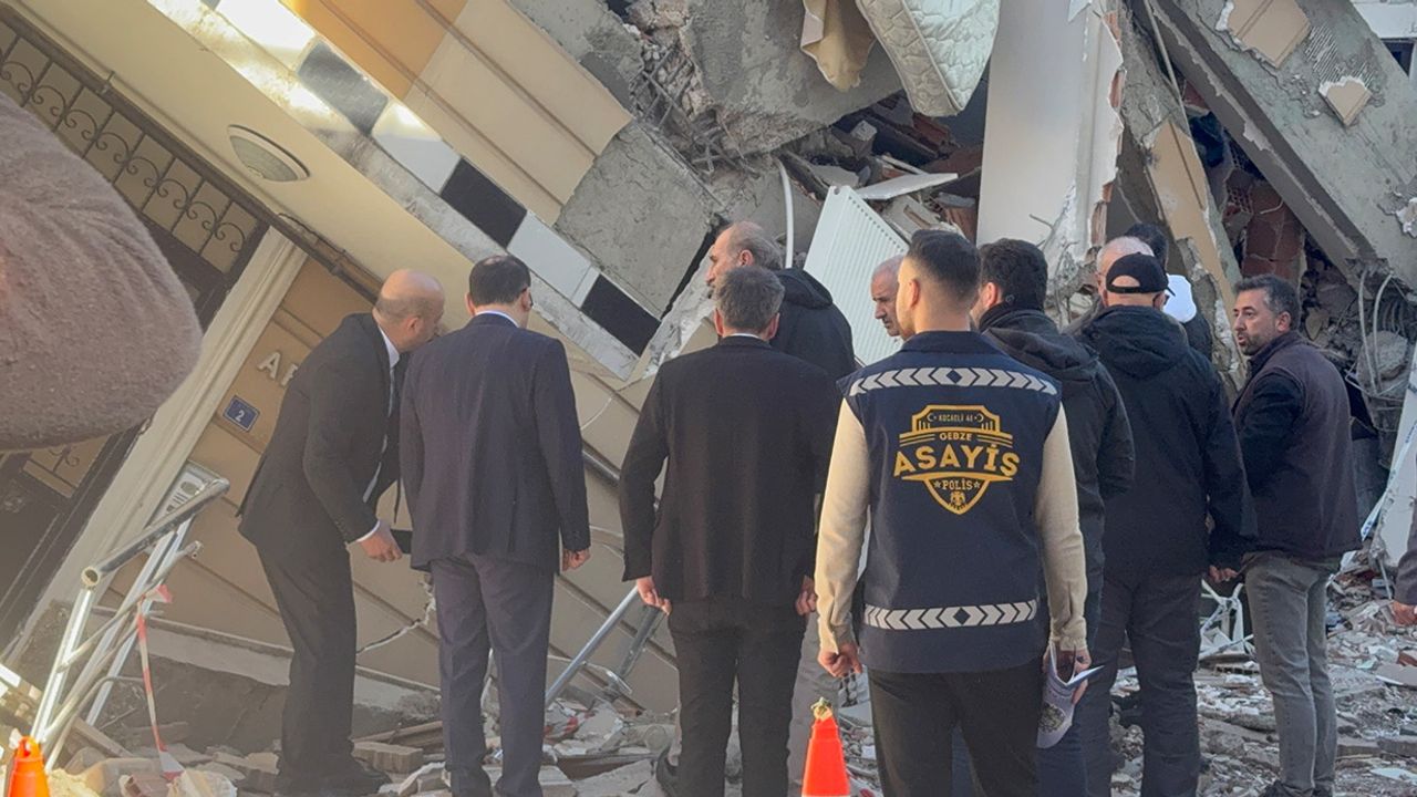 Gebze’de çöken binanın enkazında inceleme yapılıyor