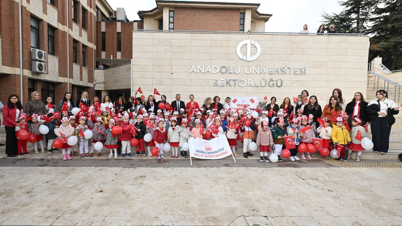 Anadolu Üniversitesi kreşinden 29 Ekim yürüyüşü