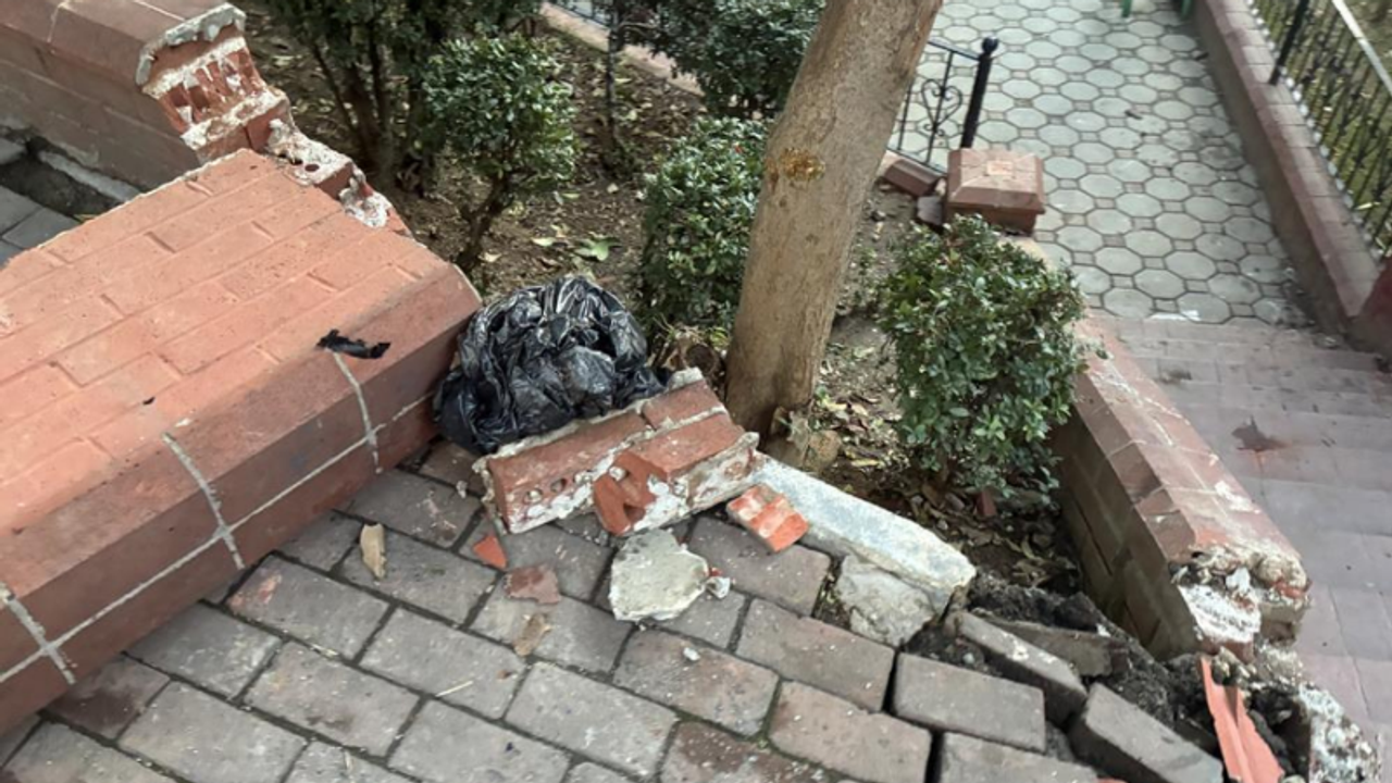 Kontrolden çıkan otomobil duvara çarptı