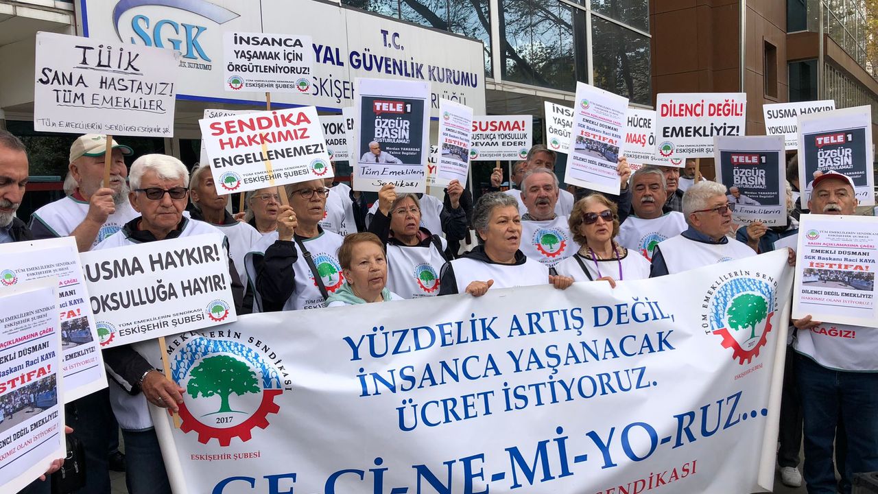Eskişehir’de emeklilerden SGK önünde açıklama: Sadaka değil, hakkımız olanı istiyoruz