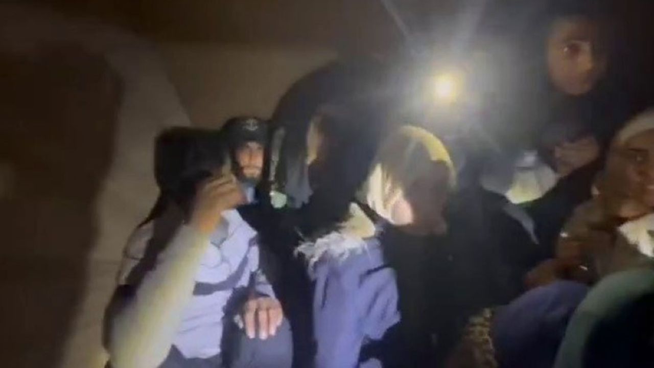 Şaşırtan anlar: Polis sordu, yanıt gelmedi; kamyondan 31 kişi çıktı